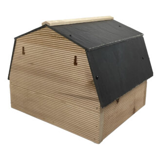 eekhoornhuis met stenen dak