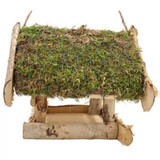 voer huisje van berkenstammetjes met dak van mos