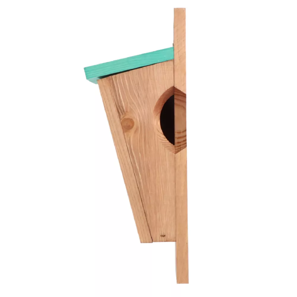 zijaanzicht schuin huisje aan plank voor boomkruiper