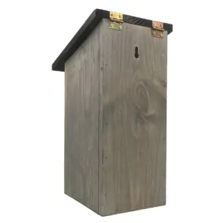 grijs koolmeeshuisje met zwart dak achterkant