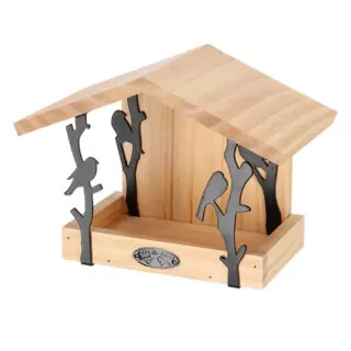 houten voederhuis met zwarte metalen sierdetails