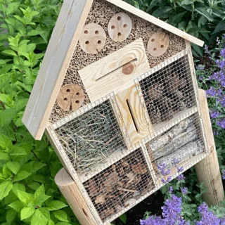 Insectenhotel Vrijstaand - Lieveheersbeestjes, Vlinders & Bijen